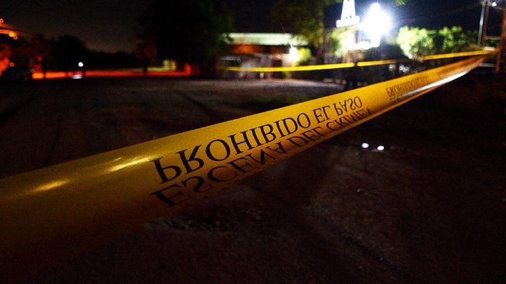 A balazos, fulminan a vendedor de carnitas al exterior de su negocio mientras trabajaba