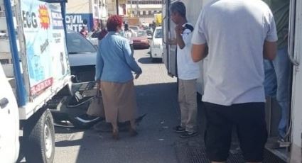 Choque entre un vehículo y un camión deja elevados daños en Guaymas