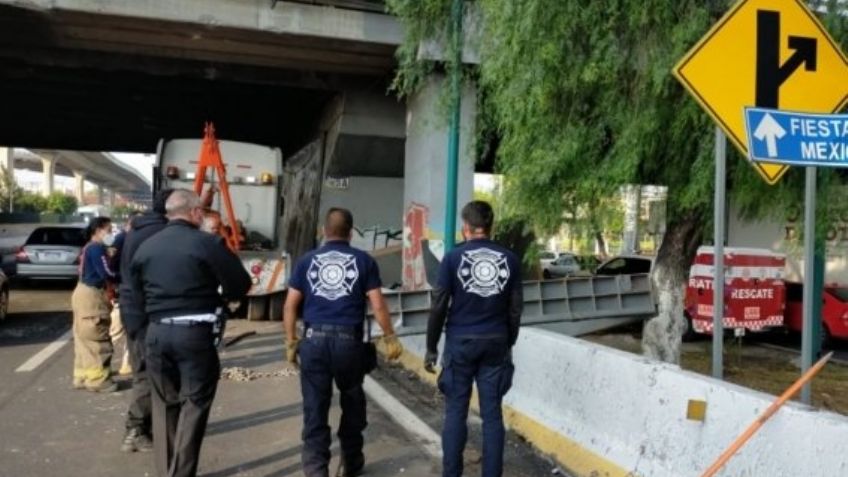 (VIDEO) CDMX: Se desploma gigantesca estructura metálica sobre carriles vehiculares
