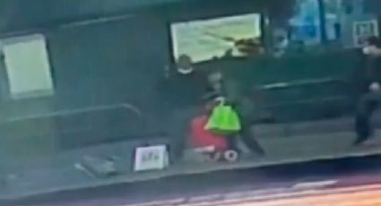 VIDEO: Momento en el que un hombre apuñala a dos mujeres asiáticas en parada de autobús