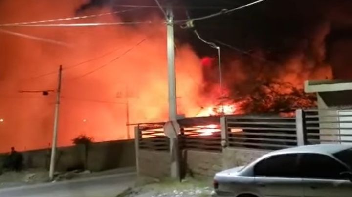 VIDEO: Así fue el impresionante incendio de un corralón en Hermosillo