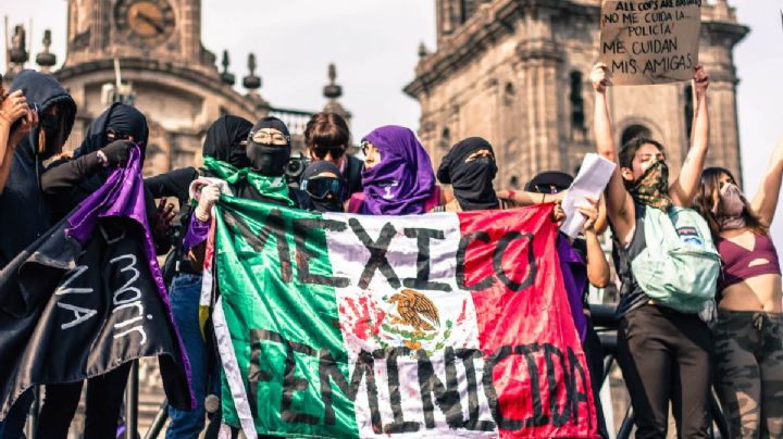 CDMX: Feministas se enfrentan con policías que trataban de impedir que llegaran a Palacio Nacional