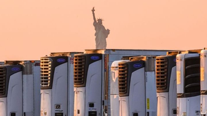 Nueva York apila 750 cadáveres por Covid-19 en camiones con frigorífico desde hace un año