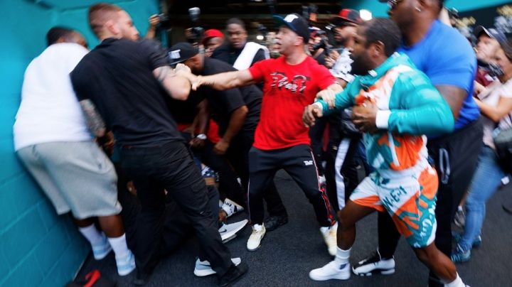 VIDEO: ¡Se dieron con todo! Floyd Mayweather y Jake Paul se van a los golpes fuera del ring