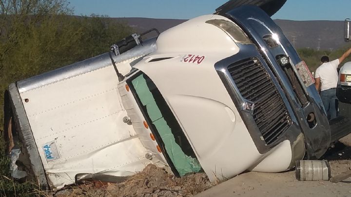 Aparatosa salida de camino de un tráiler deja cuantiosas pérdidas materiales en Obregón-Guaymas