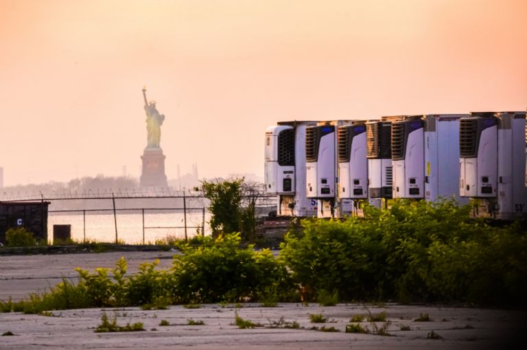 750 cuerpos almacenados en camiones frigoríficos en Nueva York