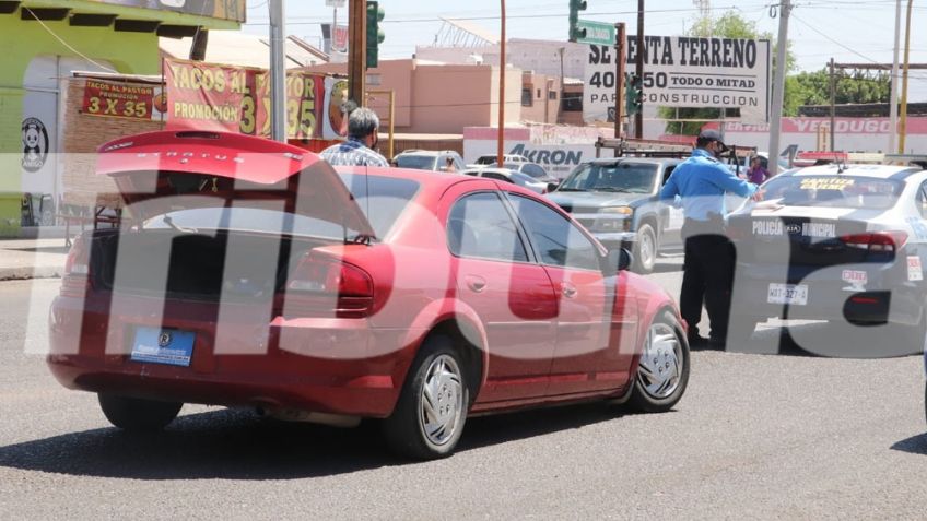 Por los enormes baches en Ciudad Obregón, vehículo sufre severos daños