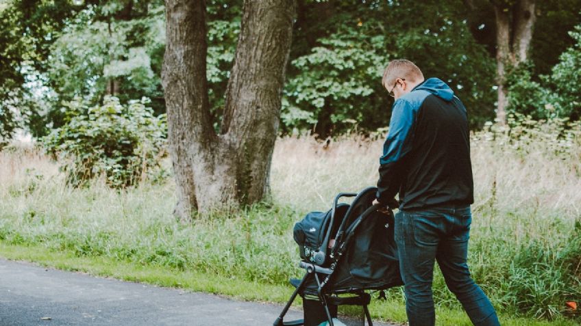 VIDEO: Un hombre es brutalmente atacado mientras paseaba con su bebé de un año