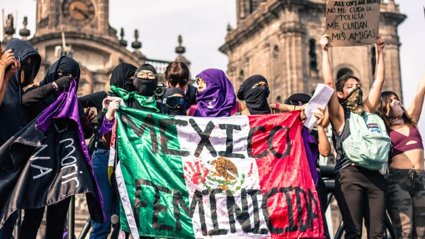 CDMX: Feministas se enfrentan con policías que trataban de impedir que llegaran a Palacio Nacional
