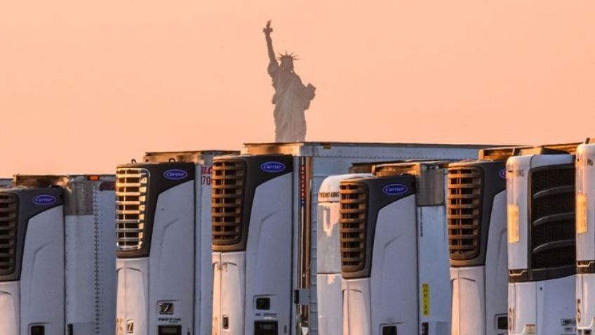 Nueva York apila 750 cadáveres por Covid-19 en camiones con frigorífico desde hace un año