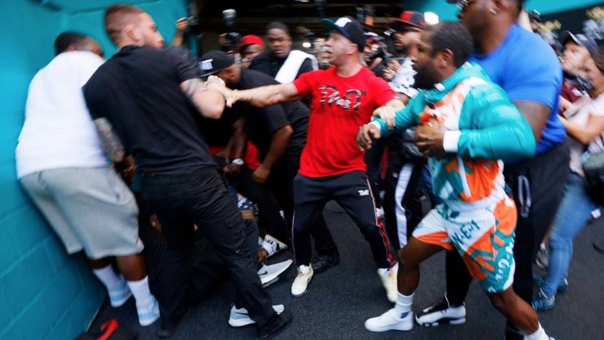 VIDEO: ¡Se dieron con todo! Floyd Mayweather y Jake Paul se van a los golpes fuera del ring