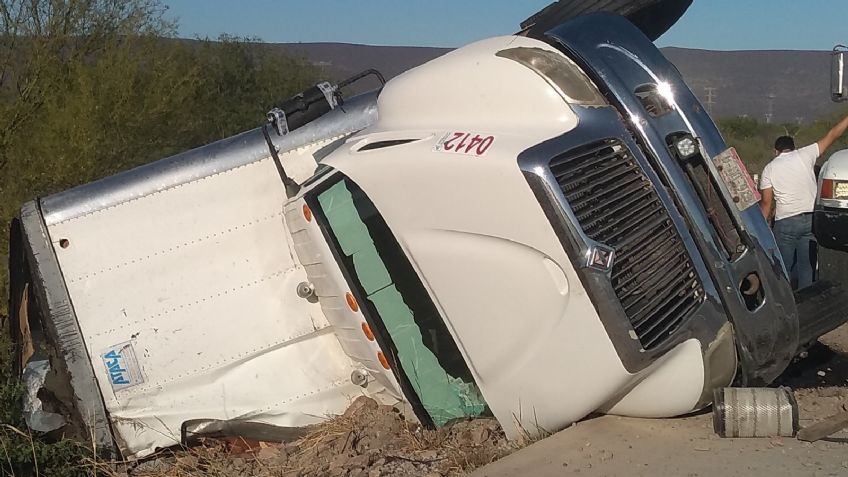 Aparatosa salida de camino de un tráiler deja cuantiosas pérdidas materiales en Obregón-Guaymas