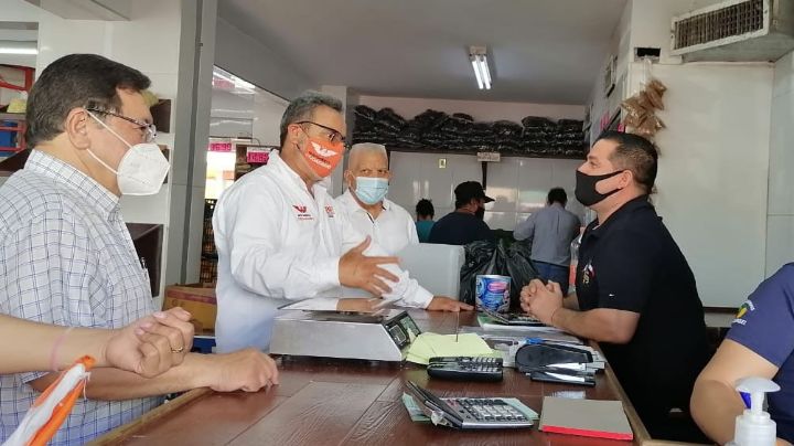 Abel Murrieta se reúne con comerciantes del Mercadito Unión en Cajeme