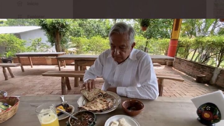 Comiendo Tlayudas, así anunció AMLO la creación de 10 parques industriales en el Istmo de Oaxaca