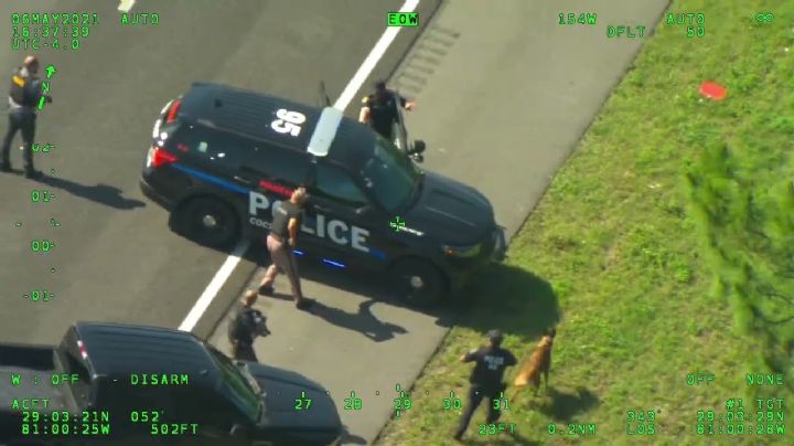 VIDEO: ¡De no creerse! Hombre le roba dos patrullas a la Policía para escapar de ellos