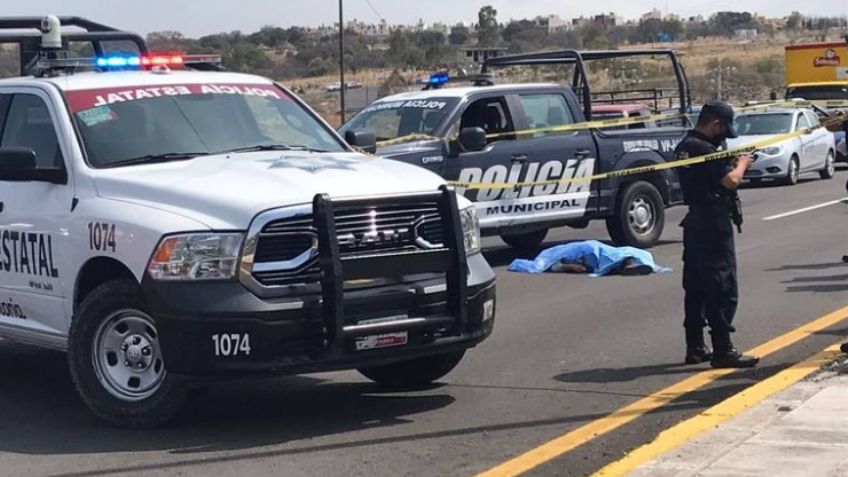 Carro atropella a un hombre y desata una cadena de choques; hay 3 lesionados y un muerto