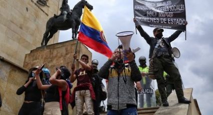 VIDEO: A 'correazos' madre saca a su hijo de las protestas de Colombia; se hace viral