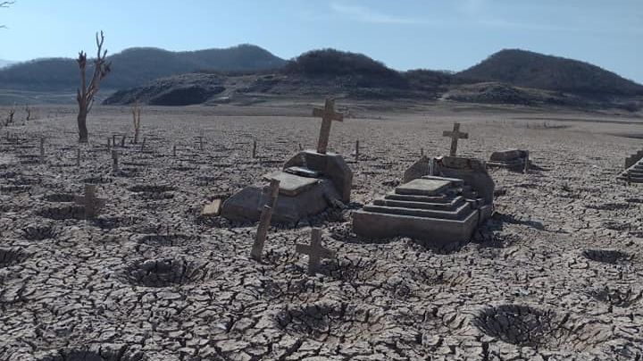 Como de película: Presa se seca y deja al descubierto panteón abandonado