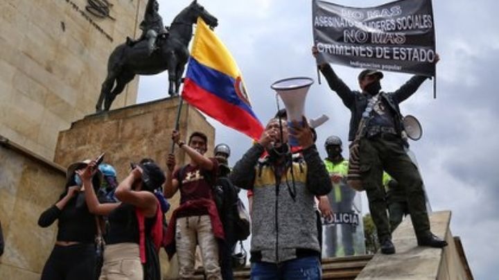 VIDEO: A 'correazos' madre saca a su hijo de las protestas de Colombia; se hace viral