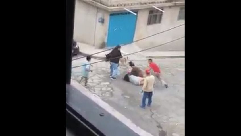VIDEO: Familias se enfrentan a 'machetazos'; una mujer resulta lesionada