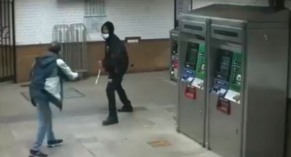 VIDEO: Captan el aterrador momento en el que un sujeto apuñala a un hombre en el metro