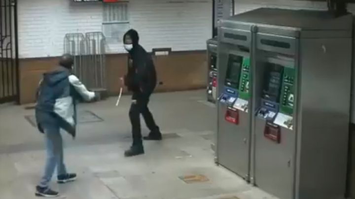 VIDEO: Captan el aterrador momento en el que un sujeto apuñala a un hombre en el metro