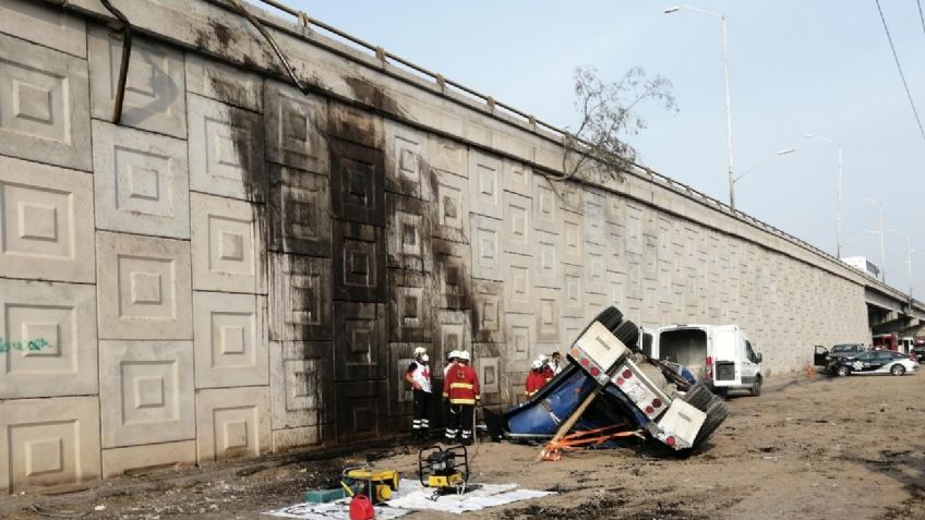 (VIDEO) Trágico accidente: Tras perder el control, tráiler cae de un puente; conductor muere