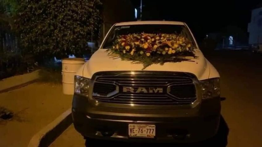 ¡De terror! Balean camioneta en Caborca y dejan una corona de flores sobre el cofre