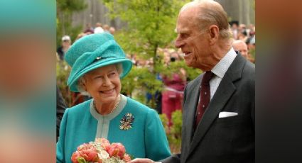 Reina Isabel II rinde emotivo tributo al Príncipe Felipe en el que sería su cumpleaños 100