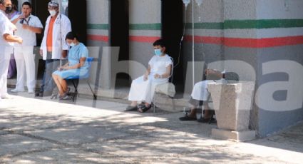 Sacan a pacientes con batas y suero pese al calor en el Issste de Ciudad Obregón