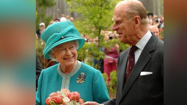 Reina Isabel II rinde emotivo tributo al Príncipe Felipe en el que sería su cumpleaños 100