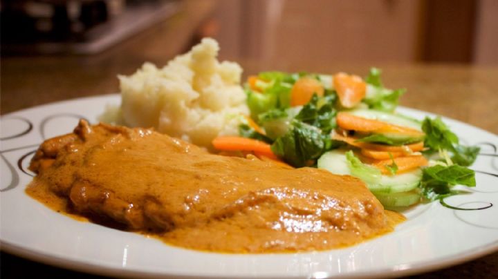 Fácil y rápido: Disfruta de un delicioso pollo con salsa cremosa de chipotle