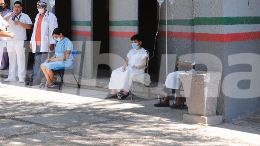 Sacan a pacientes con batas y suero pese al calor en el Issste de Ciudad Obregón