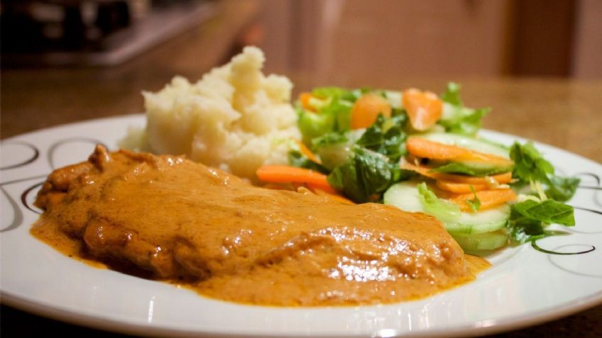 Fácil y rápido: Disfruta de un delicioso pollo con salsa cremosa de chipotle