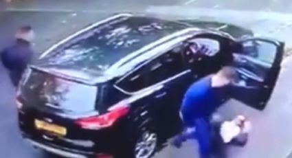 VIDEO: Arrastra a una mujer fuera de su auto para huir en él con sus tres niños dentro