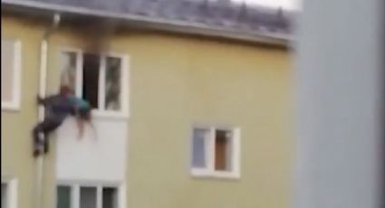 VIDEO: Vecinos rescatan a 3 niños atrapados en el tercer piso de un edificio en llamas