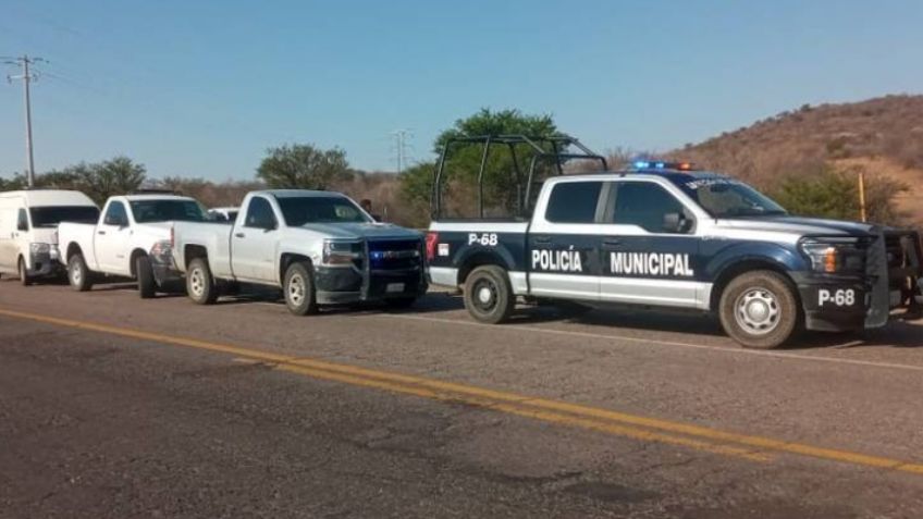 Abandonan cadáver sin zapatos en la carretera; sus manos estaban presas con esposas de metal