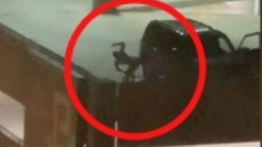 VIDEO: Frente a una cárcel, una mujer da atrevido baile para alegrar a los prisioneros