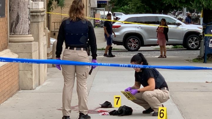 ¡A plena luz del día! Asesinan a un hombre frente a una iglesia; una mujer resultó herida