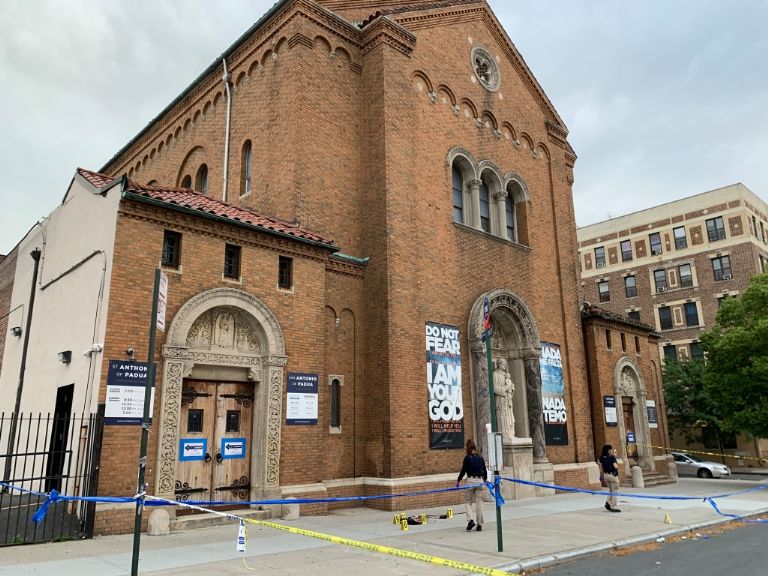 Un hombre fue asesinado y una mujer herida en un ataque armado a plena luz del día frente a una iglesia