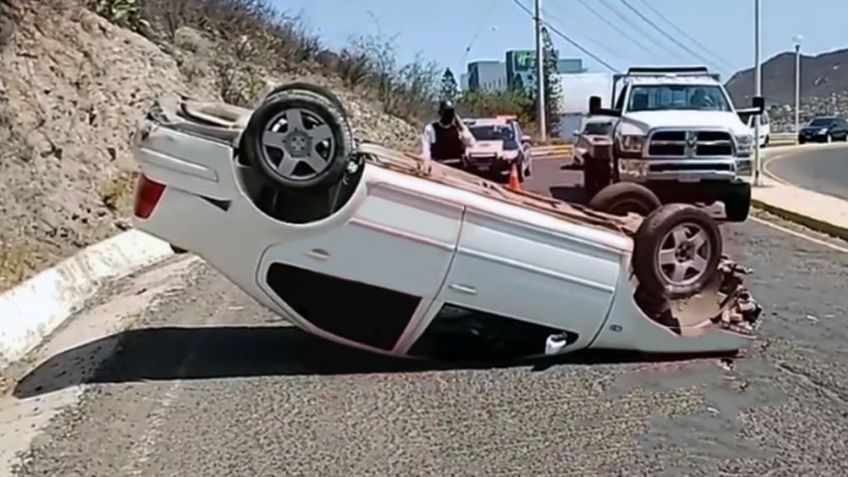 Se sale del camino y sufre fuerte volcadura en Guaymas; el chofer fue hospitalizado