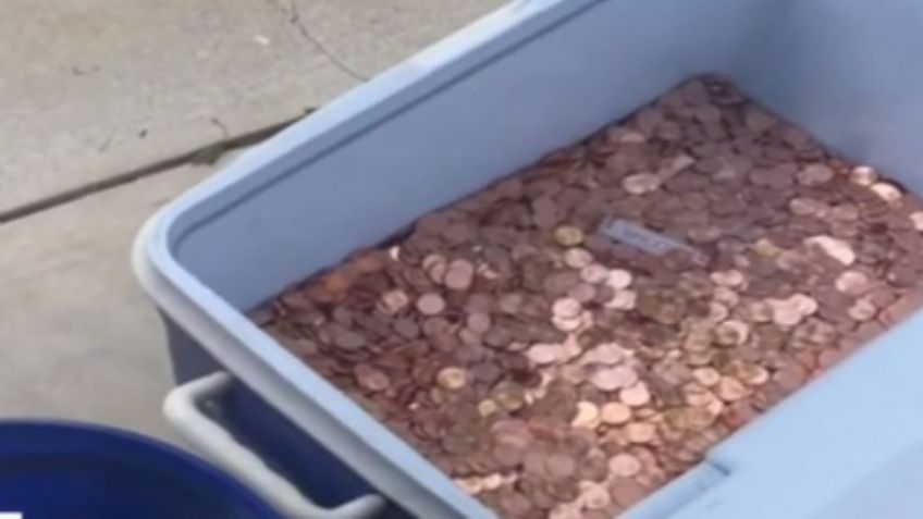 ¡Intentó vengarse! Padre paga la manutención arrojando 80 mil centavos en la calle