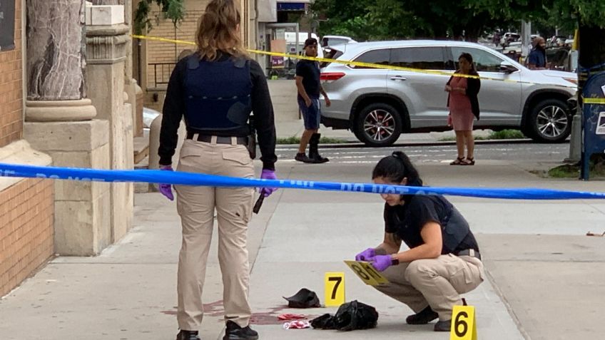 ¡A plena luz del día! Asesinan a un hombre frente a una iglesia; una mujer resultó herida