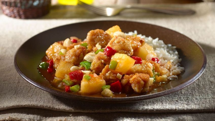 Date un gusto culinario con este exquisito pollo a la hawaiana; no querrás dejar comerlo