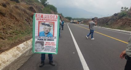 Manifestantes bloquean carretera de Michoacán y exigen el regreso del activista Raúl Medrano
