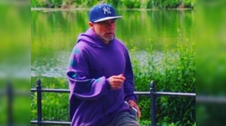 Hombre golpea en la cara a una mujer para robarle el teléfono celular en un parque