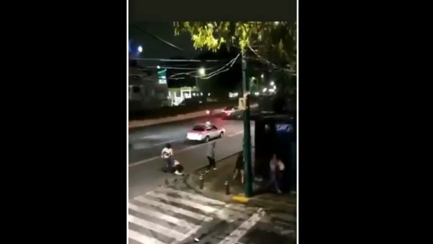 (VIDEO) "¡Ayúdenme!": Trans asaltan y propinan brutal golpiza a sujeto que quería sus 'servicios'