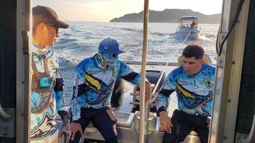 VIDEO: Rescatan a ocho náufragos en aguas de Guaymas; quedaron varados por falla mecánica
