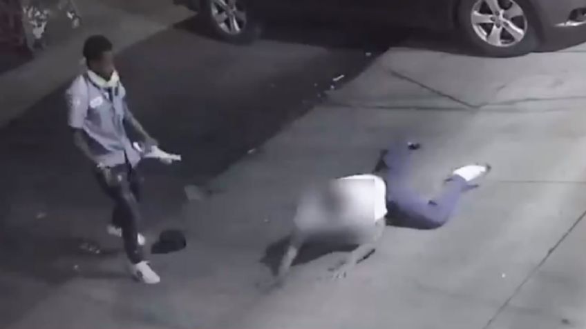 VIDEO: Peligroso sujeto ataca a cuchillazos a otro hombre para robarle sus huaraches