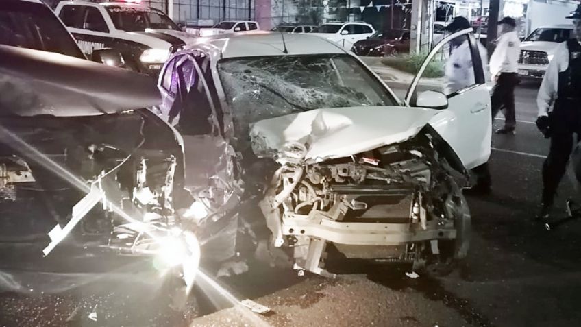 Guaymas: Le corta la preferencia de paso y provoca fuerte choque entre dos vehículos